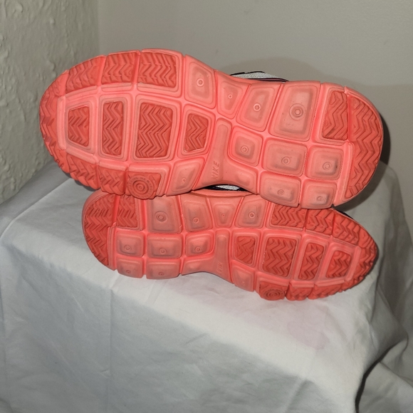 2FOR$40 NIKE TRAINERS - Picture 5 of 6